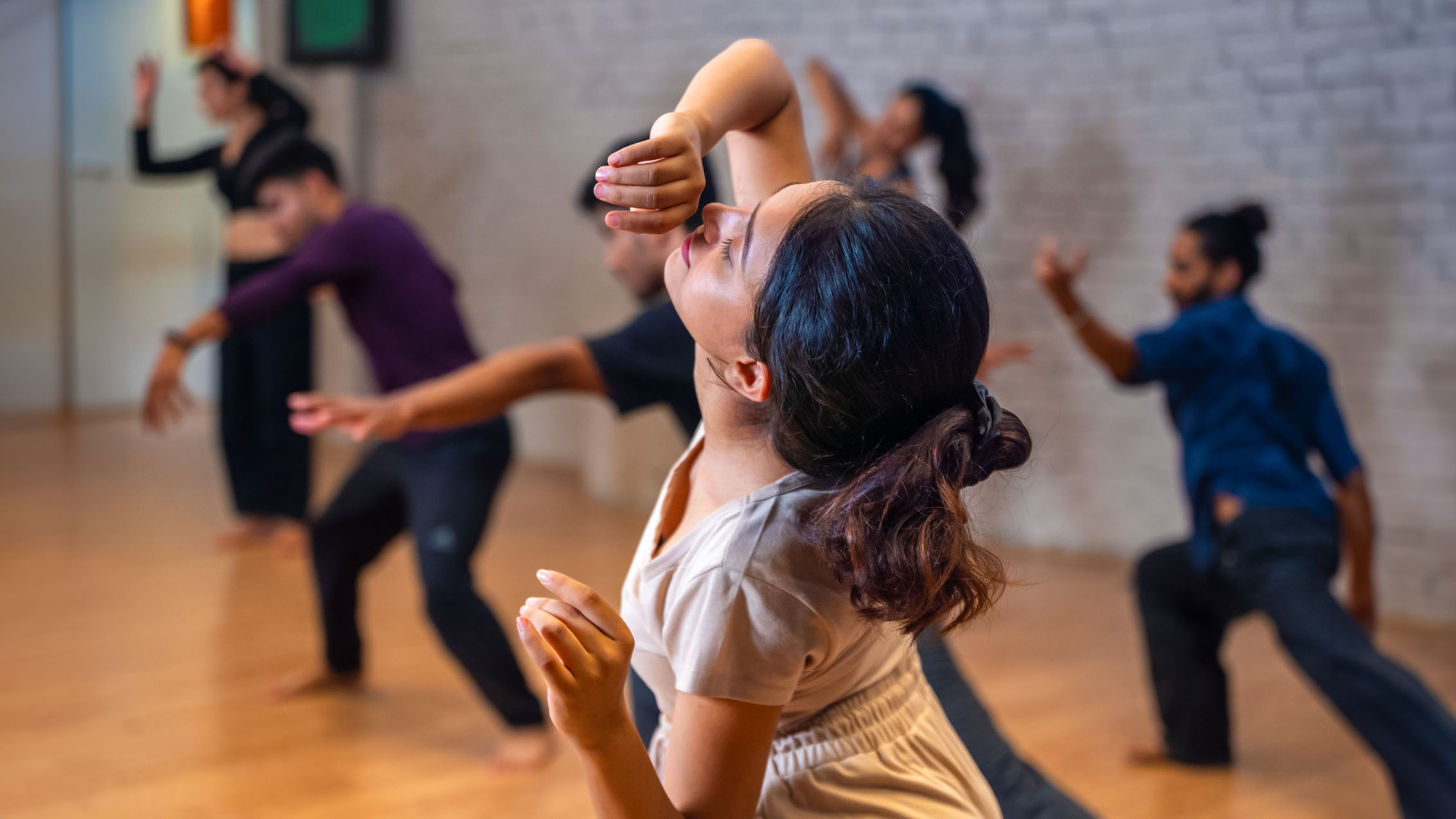 Begin your contemporary dance journey with this introductory bodywork session for beginners. Unlock a wide range of motion and forge new neural pathways through expressive movement. Designed for absolute beginners. 